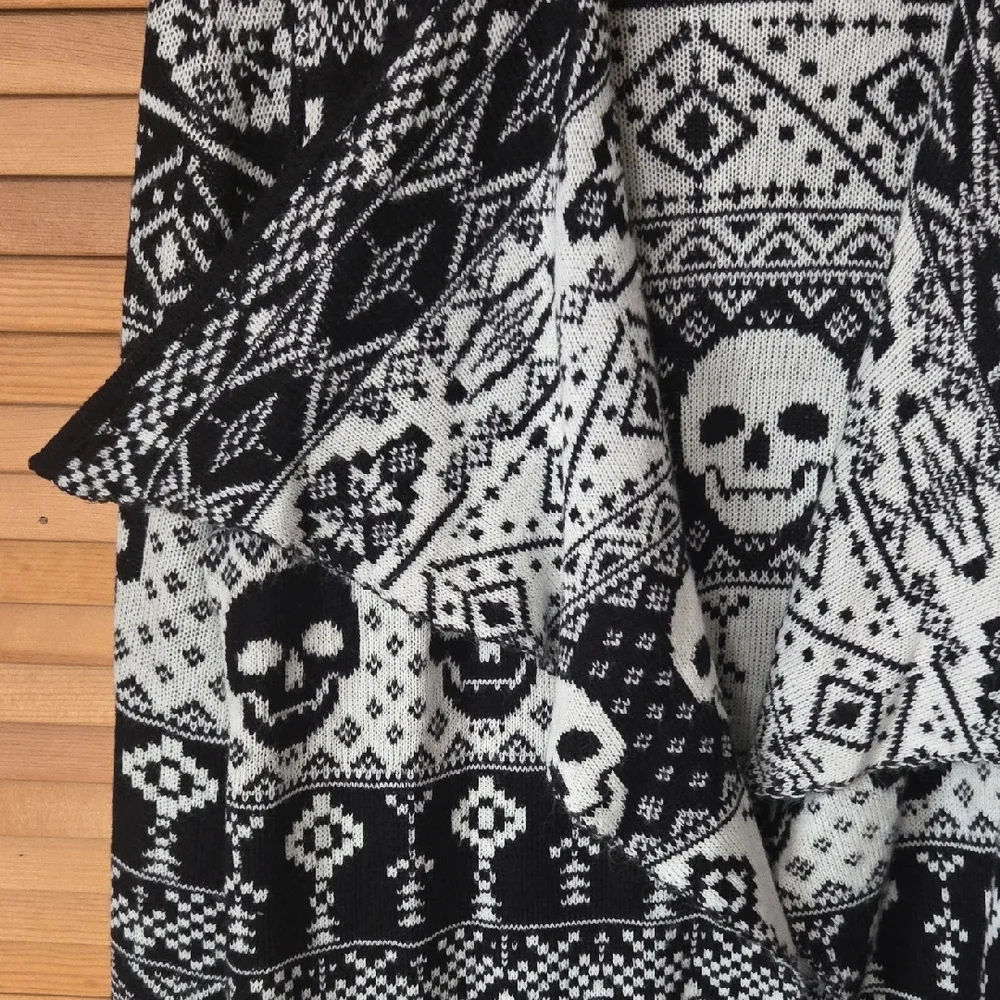 Torrid Black and White Skull Patterned Cardigan - Picture 3 of 4